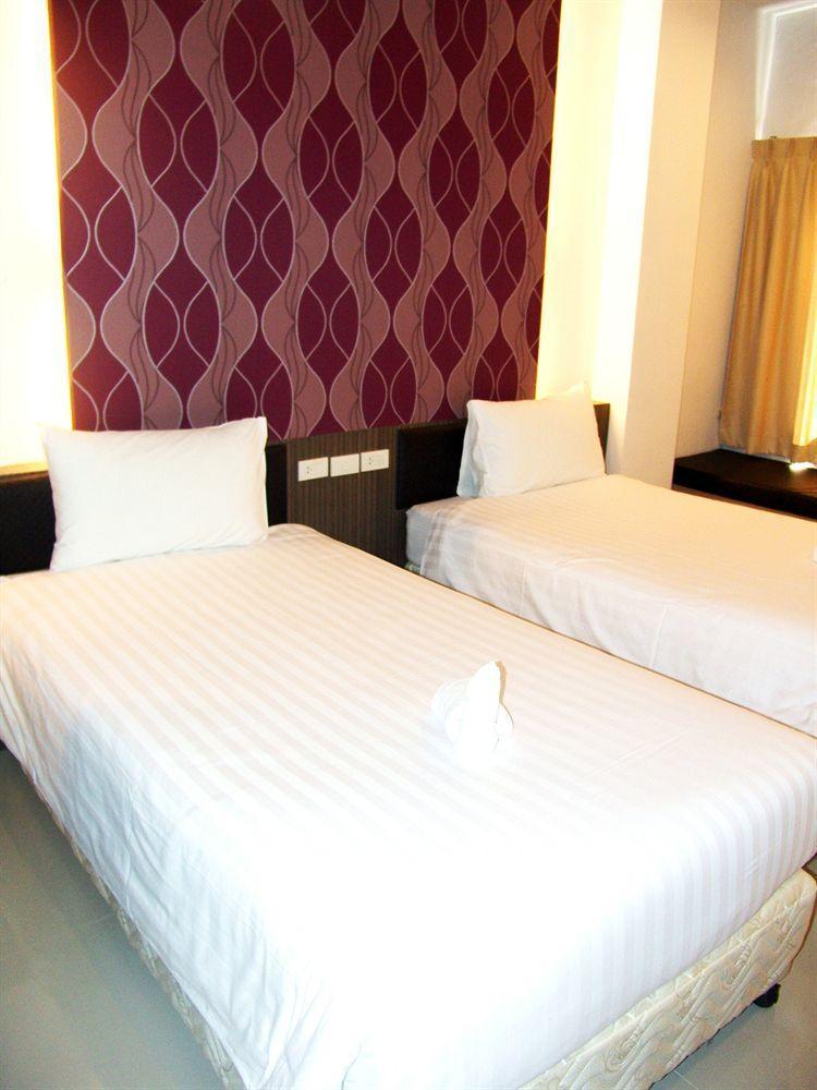Chill Patong Hotel Exterior photo