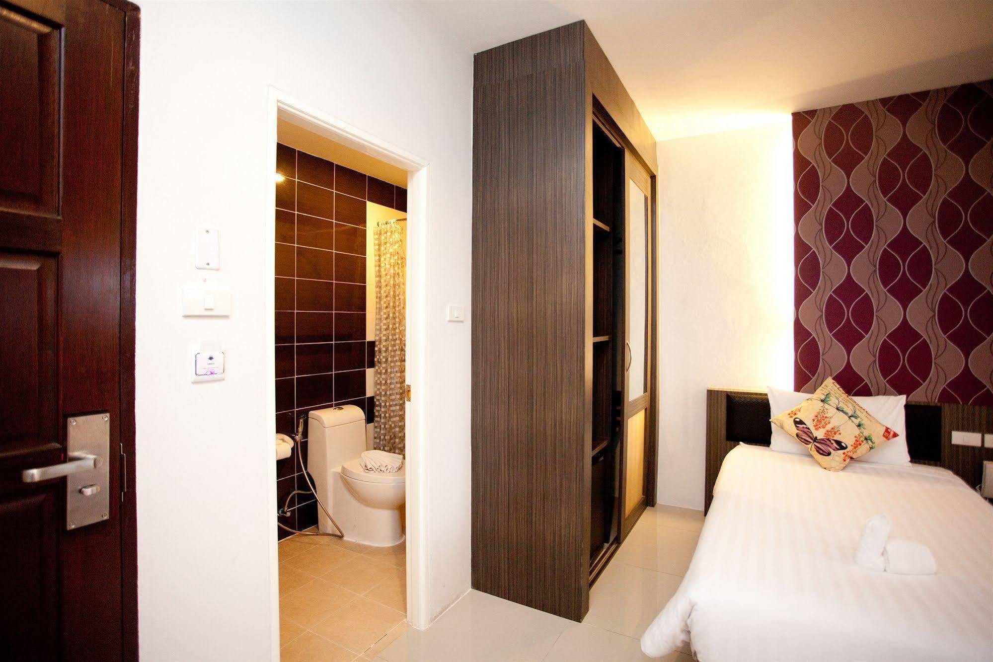 Chill Patong Hotel Exterior photo