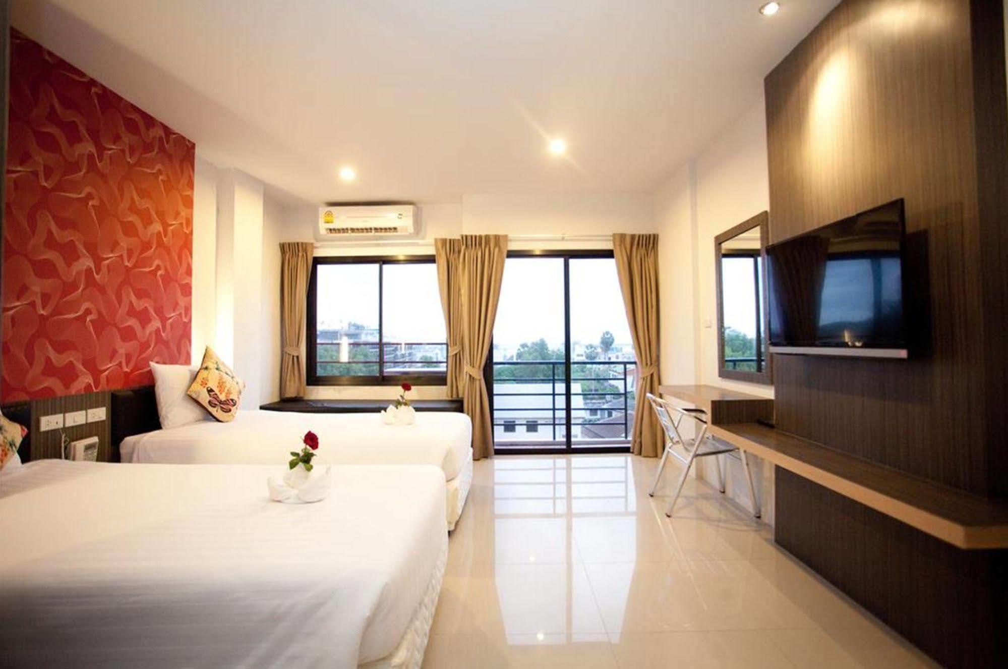 Chill Patong Hotel Exterior photo